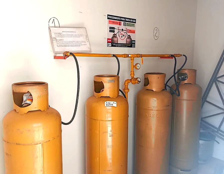 Central de gás GLP com cilindros instalados