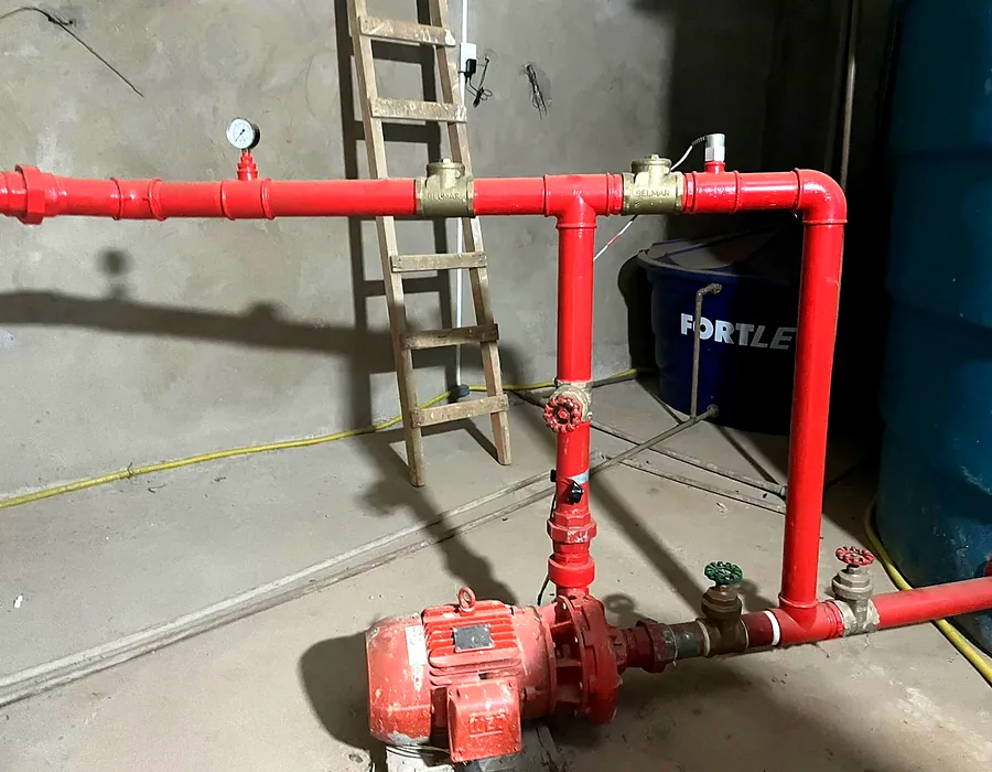 Rede de hidrantes instalada com tubulações vermelhas