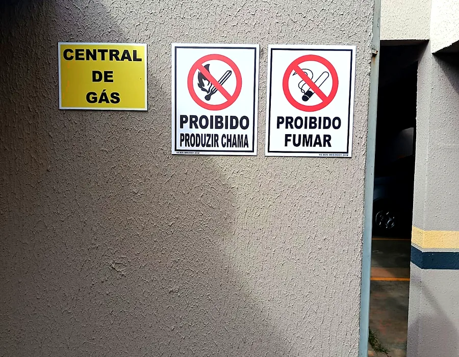 Sinalização de emergência instalada em parede